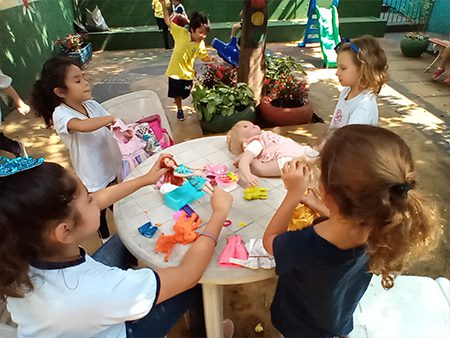Img-Criancas-BrincandodeBoneca