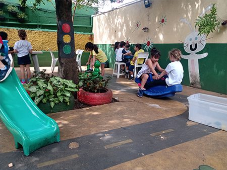 Img-Criancas-Quintal